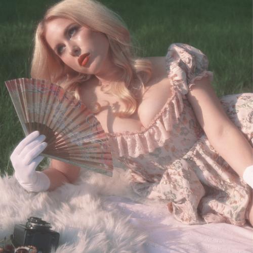 Артист Holly Macve