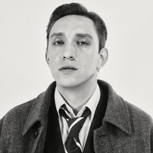 Артист Oliver Sim